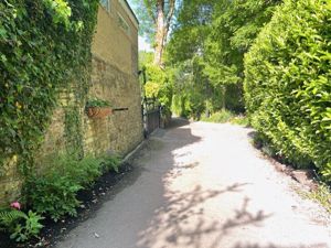 Ruins Lane approach- click for photo gallery